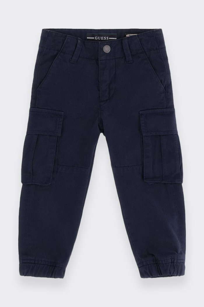 Infant and child cargo trousers made of 100% cotton. Medium waist, wide leg for a comfortable fit. Central button fastening and 