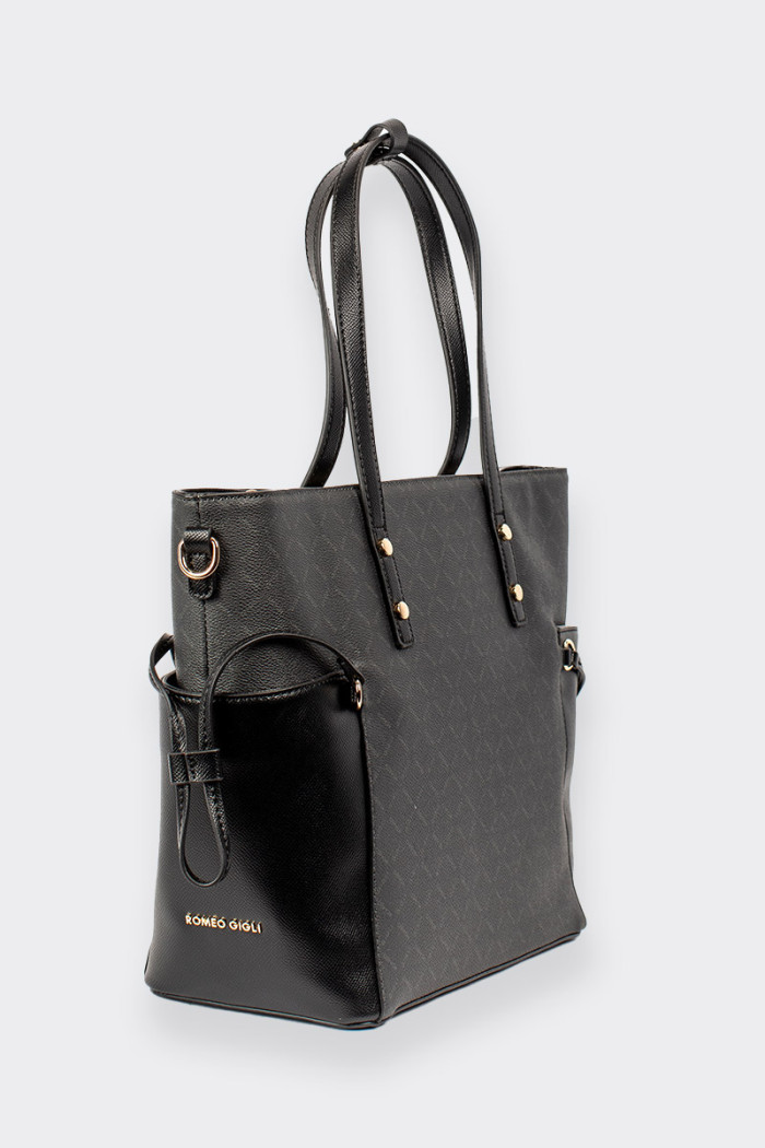 Shopper bag with shoulder strap made of faux leather. Inside it has two coin pockets and a large zip pocket to store the most pr