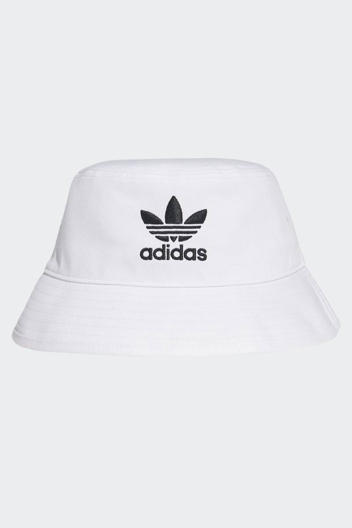 iconico cappello Adidas alla pescatore sportivo dal look casual
