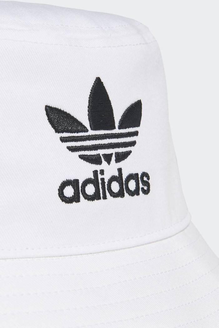 iconico cappello Adidas alla pescatore sportivo dal look casual
