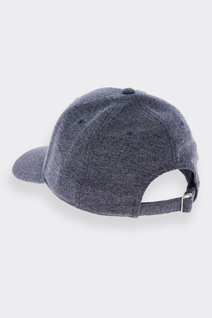 cappellino con visiera è realizzato in morbido misto cotone e presenta un design dallo stile sportivo modello baseball. Realizza