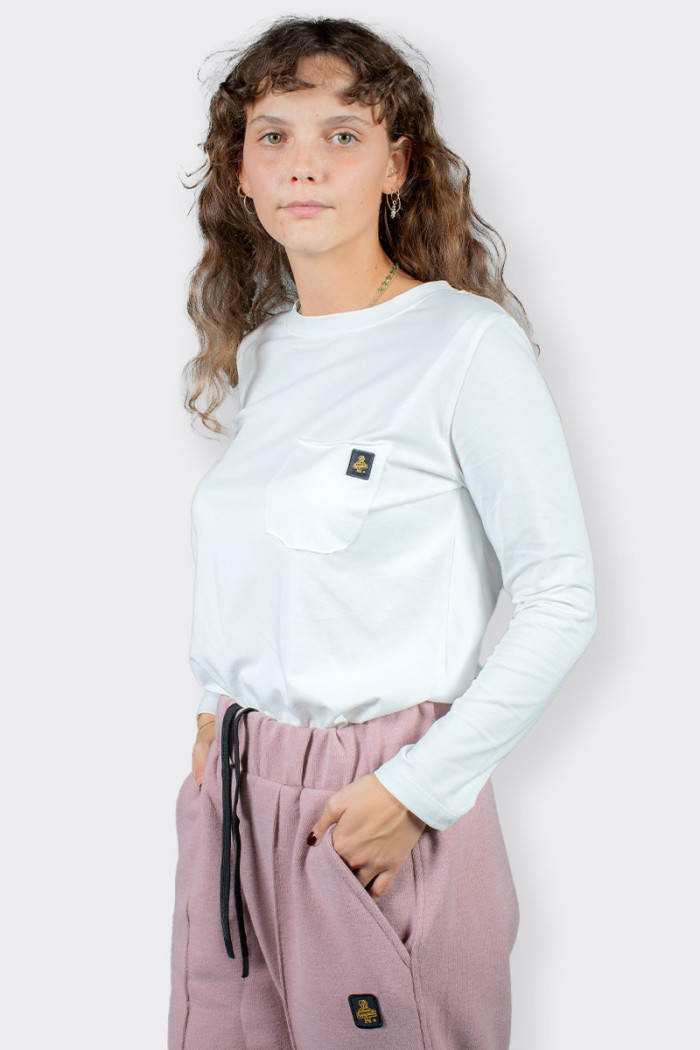 Women’s crew neck t-shirt. Featuring a classic breast pocket with logo on the chest. Casual style, to wear every day. Regular fi