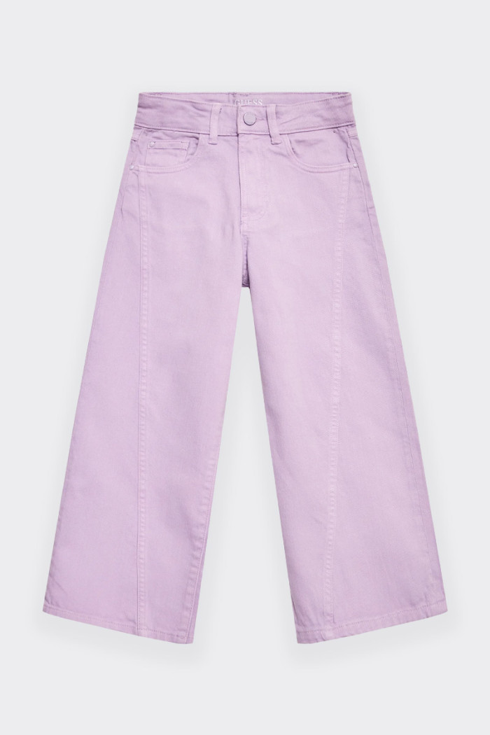 pantalone di jeans Guess a cinque tasche da bambina e ragazza realizzato in misto cotone. Chiusura con botto e zip, gamba ampia 