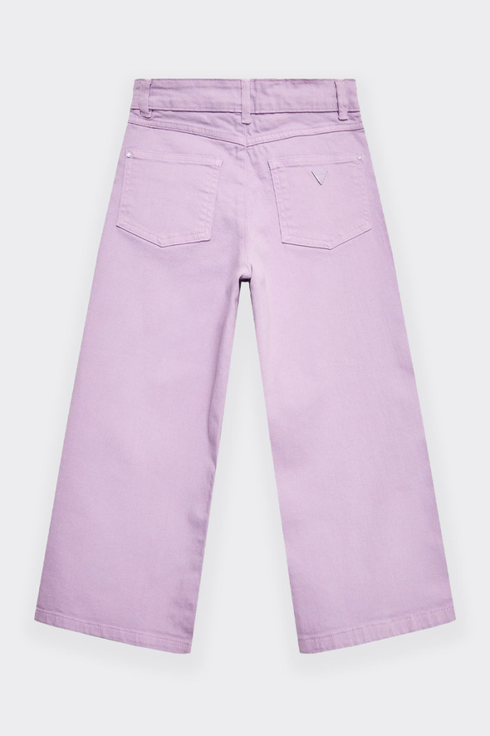 pantalone di jeans Guess a cinque tasche da bambina e ragazza realizzato in misto cotone. Chiusura con botto e zip, gamba ampia 