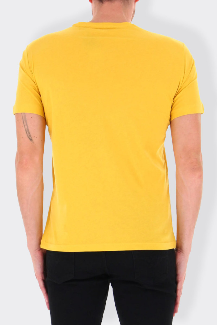 Men's short-sleeved crew-neck T-shirt made of soft cotton jersey, with a contemporary attitude. The model, with a comfortable fi