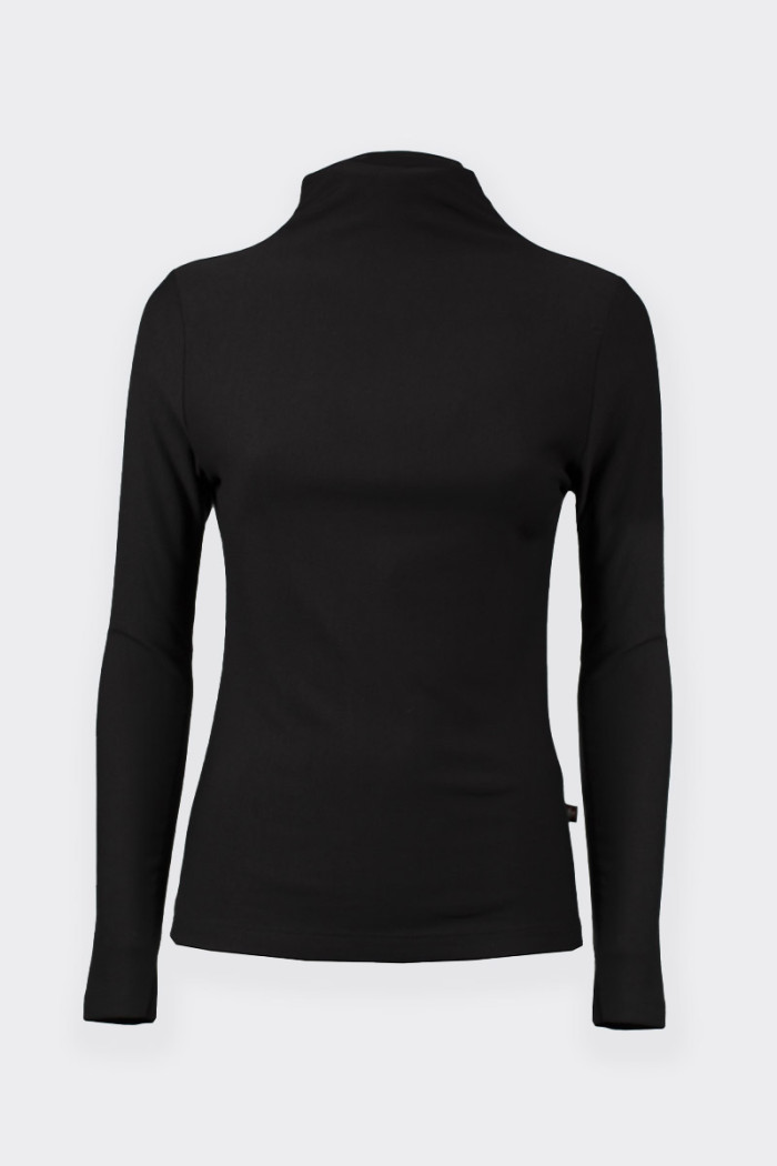 Long sleeve t-shirt with volcano collar. Characterized by the inside in micro viscose soft and comfortable on the skin. Regular 