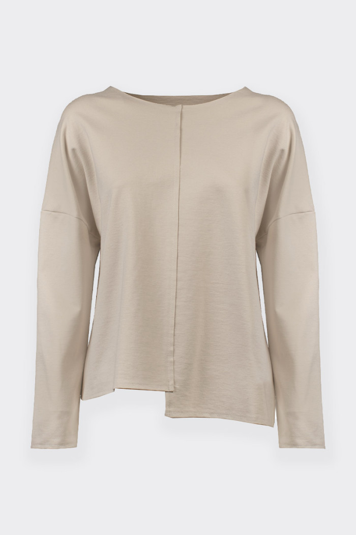 Women’s long-sleeved t-shirt made of milano stitch. Characterized by the asymmetric shape. Oversize fit.