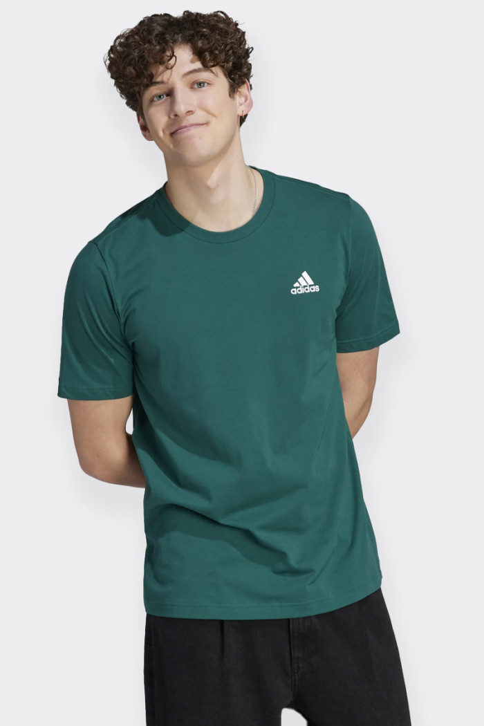 T-shirt da uomo realizzata in tessuto jersey in 100% cotone. Girocollo e logo brand ricamato sul punto cuore. vestibilità regola