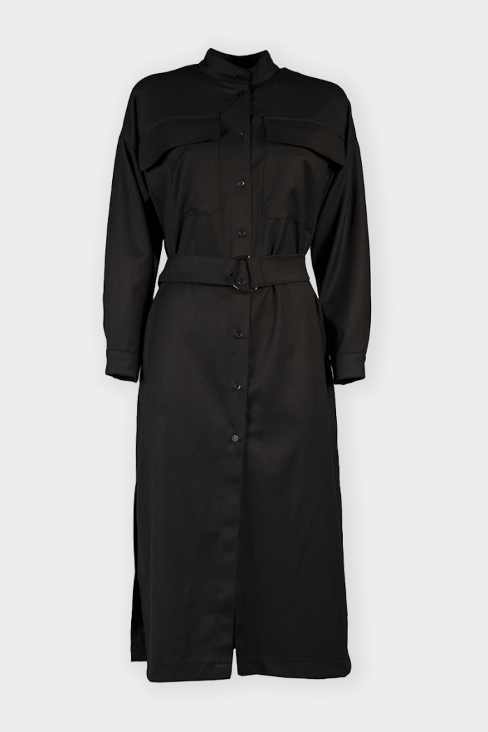 Women's shirt dress with waist belt. Characterised by a mandarin collar and large front pockets. Features side slits and adjusta