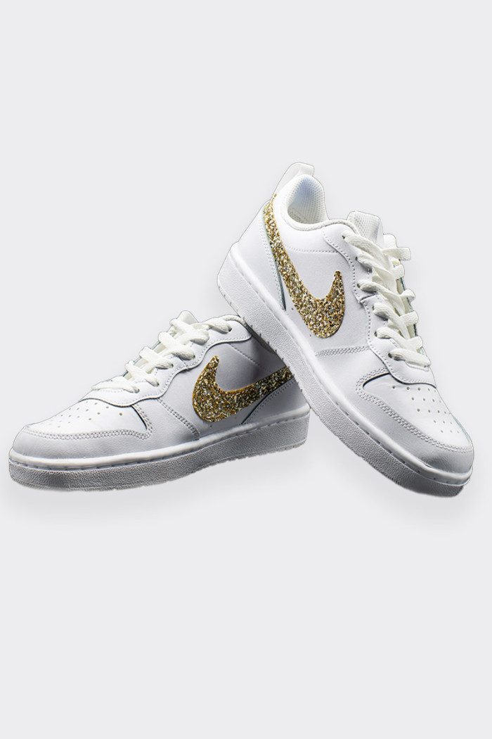 scarpa da donna e ragazza Nike court borough Gleek Gold limited edition. La calzata strutturata e sostenitiva si combina a un de
