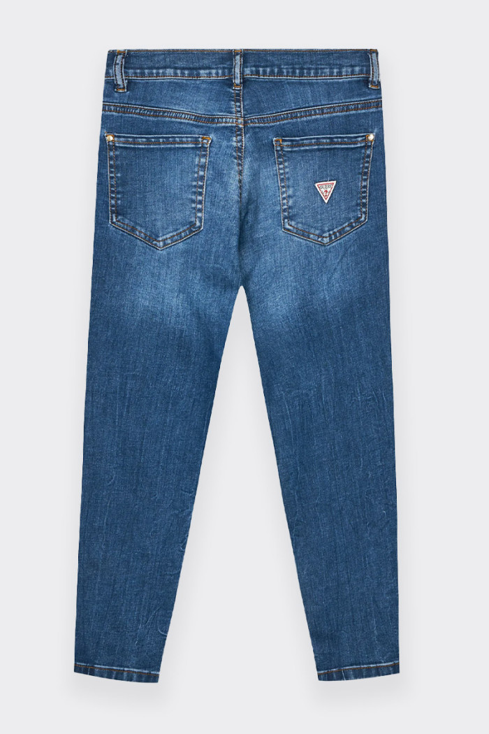 jeans elasticizzati da bambina e ragazza realizzato in misto cotone. con chiusura frontale a zip. Modello a cinque tasche e logo