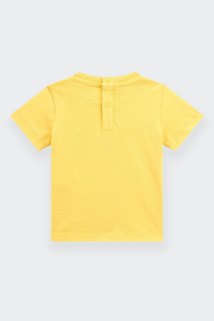 Infant's t-shirt made of 100% cotton. With its crew neck and short sleeves, it offers comfort and freedom of movement. The snap-