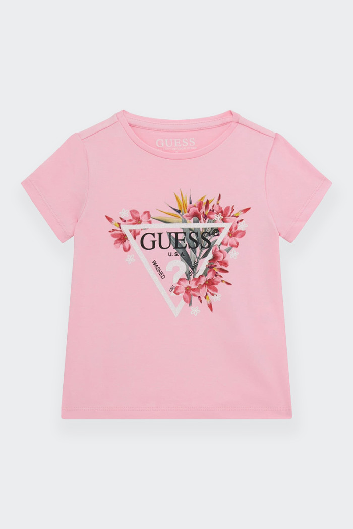Made of pure cotton, this girl's T-shirt has short sleeves and a floral print on the front that adds a sweet touch to her look. 
