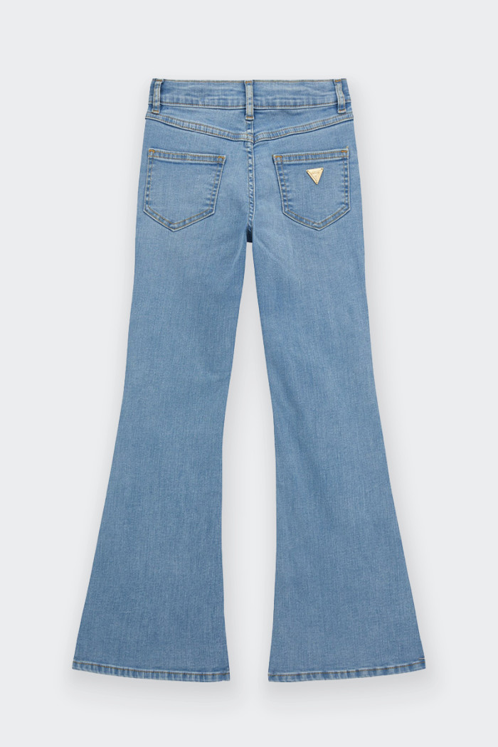 jeans Guess a cinque tasche da bambina realizzato in misto cotone. vita alta, gamba a campana con chiusura frontale con bottoni 