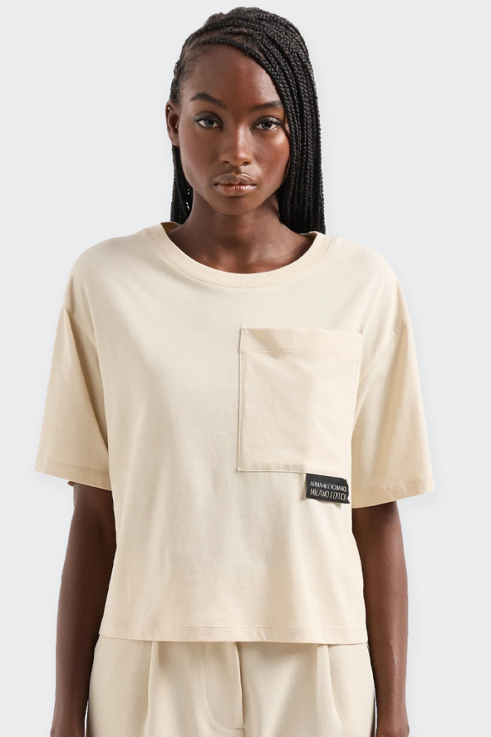 T-shirt Armani Exchange cropped da donna realizzata in tessuto organico con etichetta logata. Questo capo fa parte della selezio