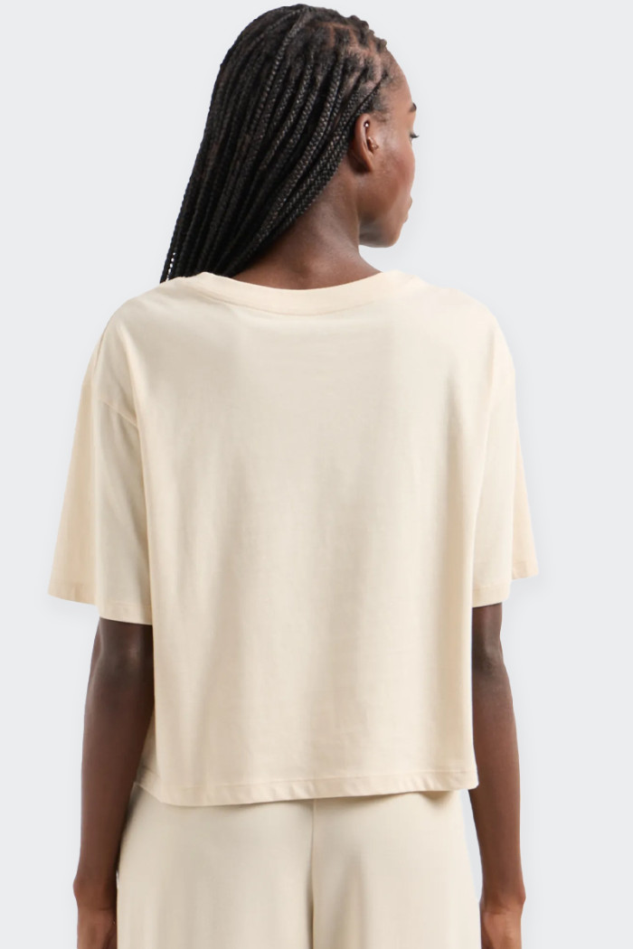 Women's cropped T-shirt in organic fabric with logo label. This garment is part of the ASV selection because the fabric is made 
