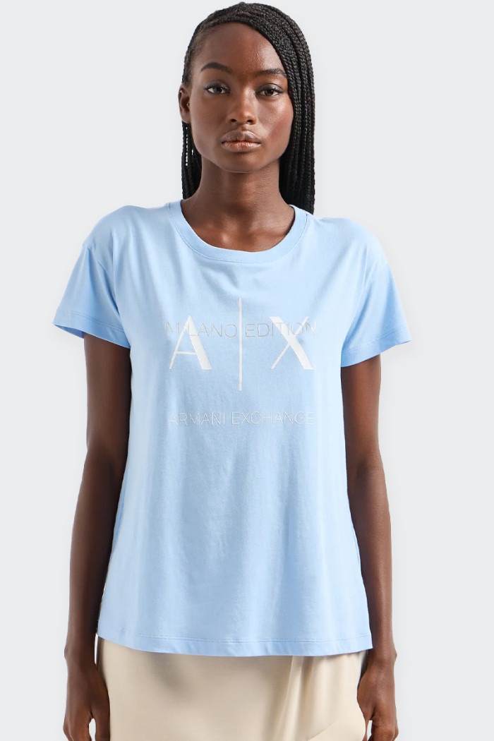 T-shirt Armani Exchange da donna relaxed fit realizzata in 100% cotone organico con scollo tondo e maxi stampa sul davanti. idea
