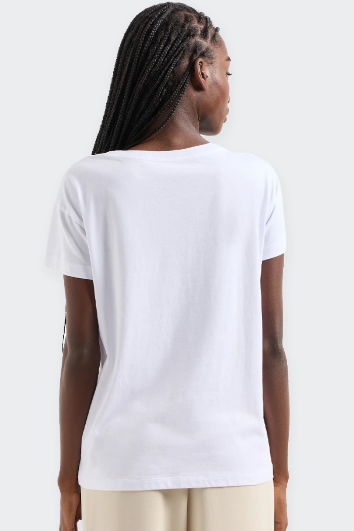 T-shirt Armani Exchange da donna relaxed fit realizzata in 100% cotone organico con scollo tondo e maxi stampa sul davanti. idea
