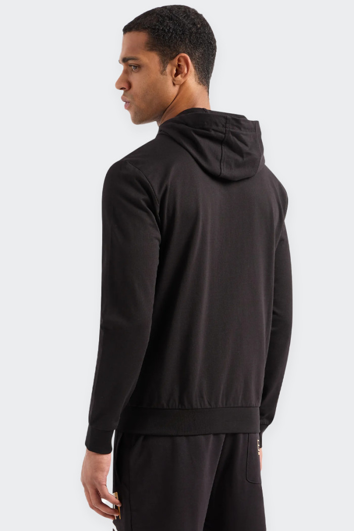 Men's hooded sweatshirt with a clean and essential line, characterised by the contrasting logo on the sleeve and elasticated kni