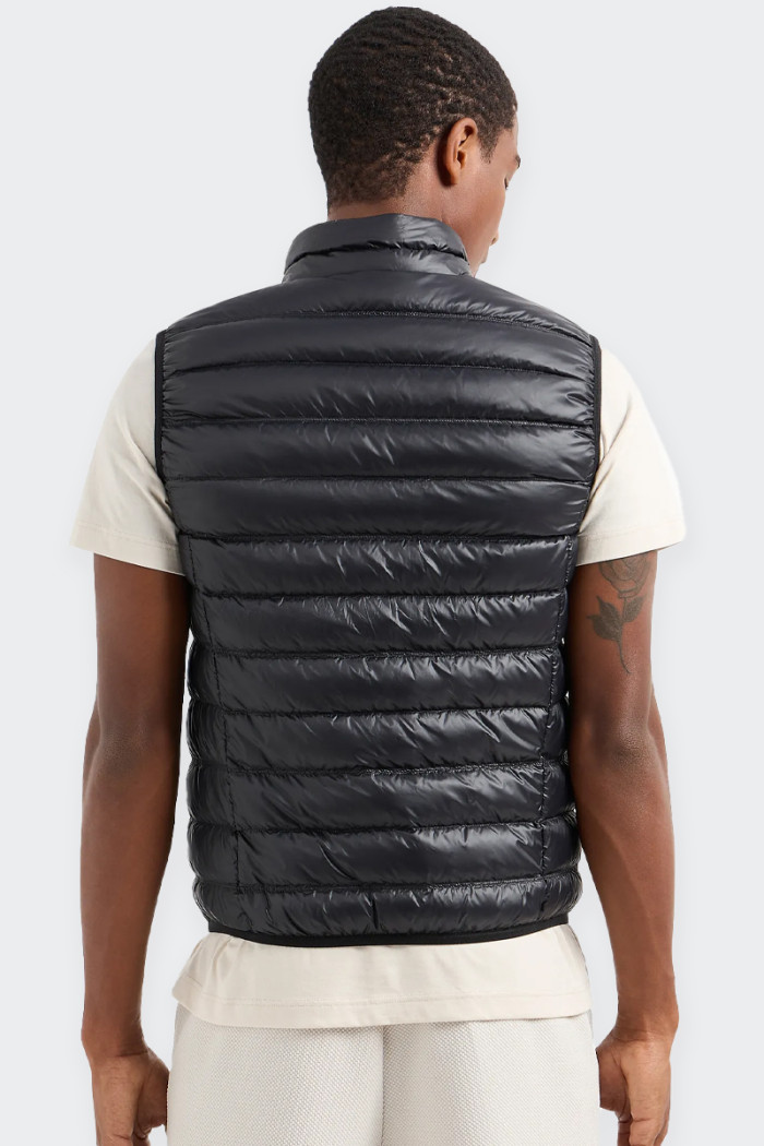 100 gram men's waistcoat that combines down filling with technical fabric to create a warm and versatile garment suitable for sp