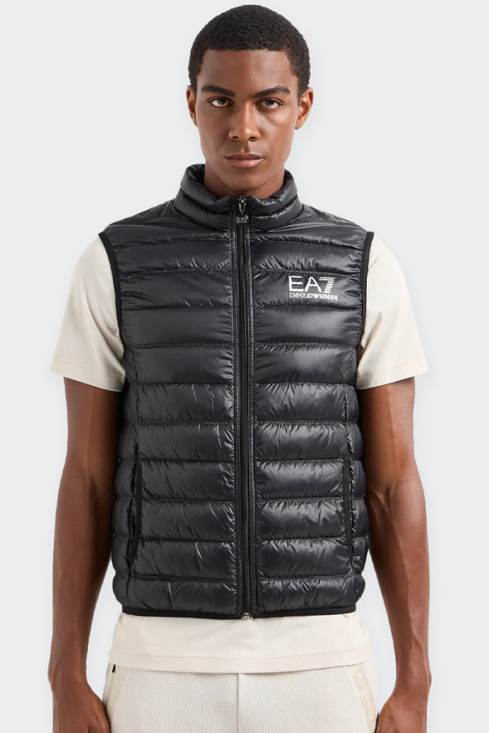 100 gram men's waistcoat that combines down filling with technical fabric to create a warm and versatile garment suitable for sp