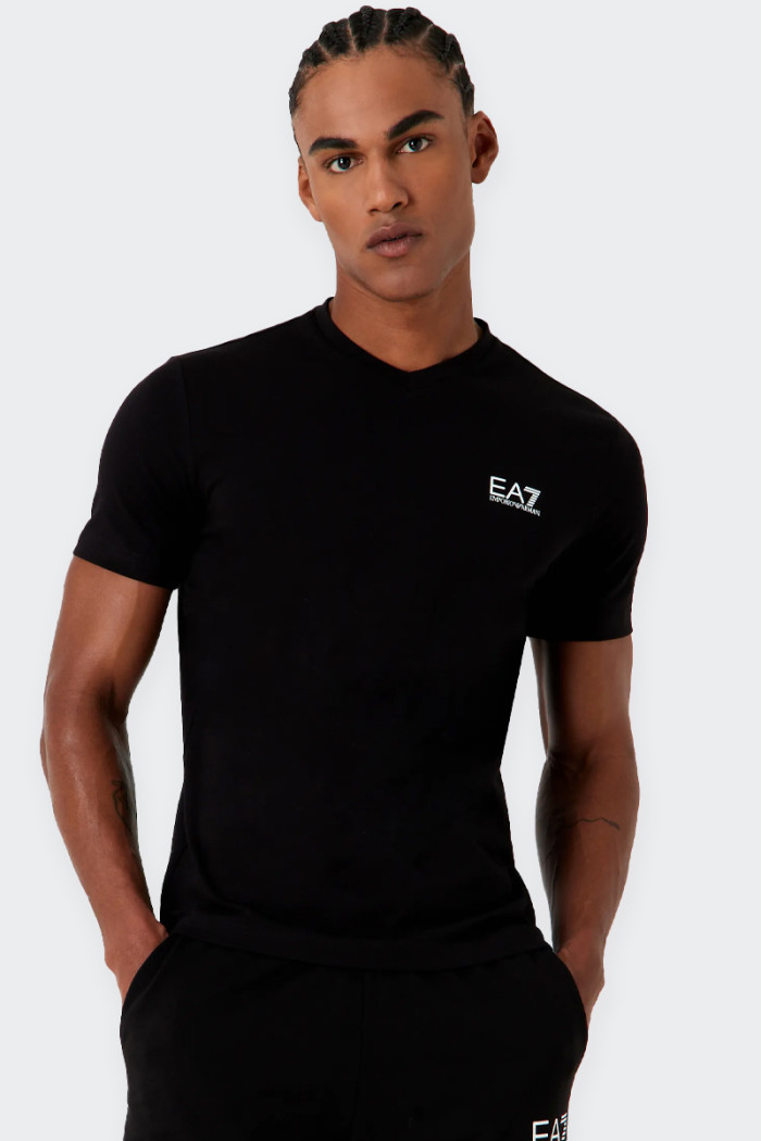 Men's short-sleeved T-shirt made of soft cotton jersey and personalised by the contrasting EA7 logo print on the chest. The extr