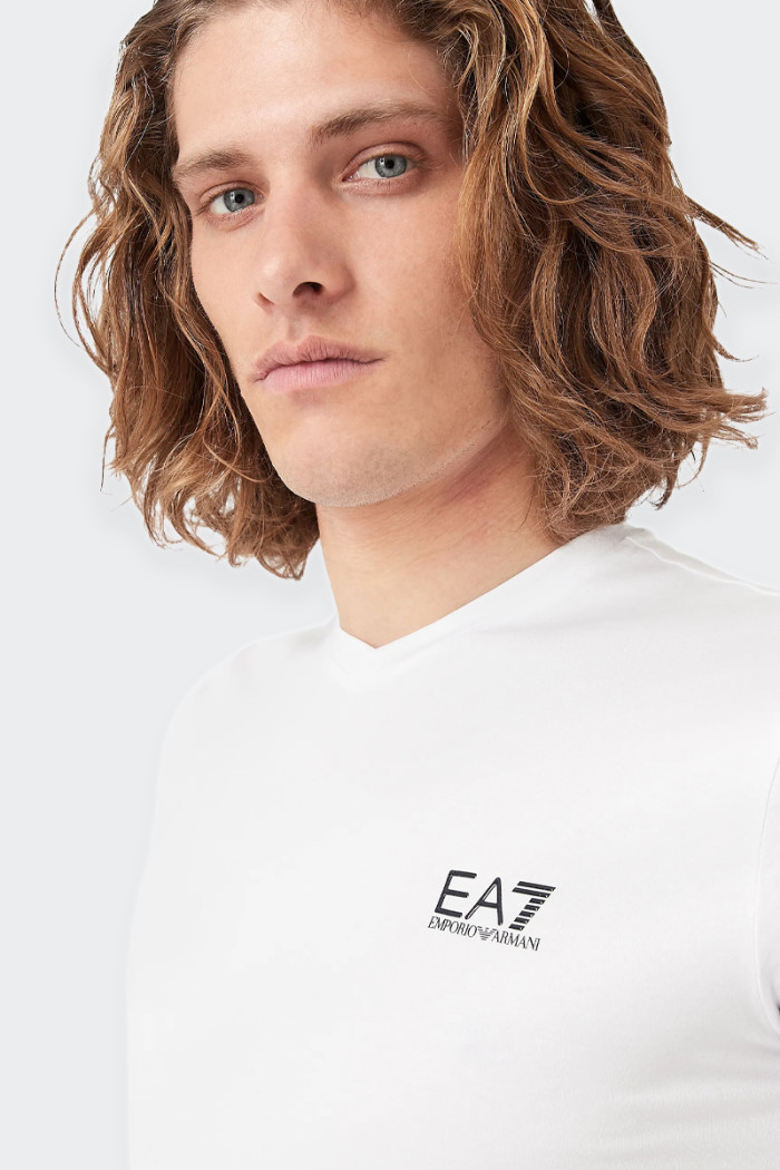 Men's short-sleeved T-shirt made of soft cotton jersey and personalised by the contrasting EA7 logo print on the chest. The extr