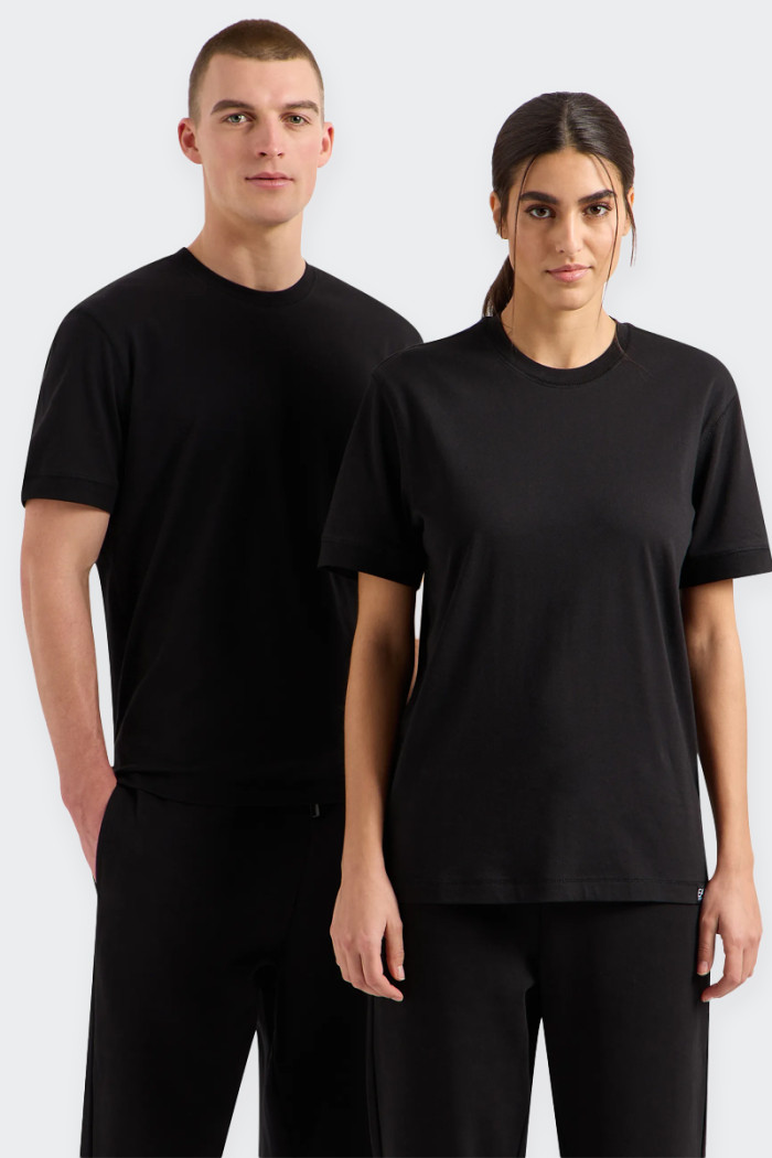 T-shirt Emporio Armani EA7 girocollo realizzata in fresco e morbido cotone organico, esempio del costante impegno del brand vers
