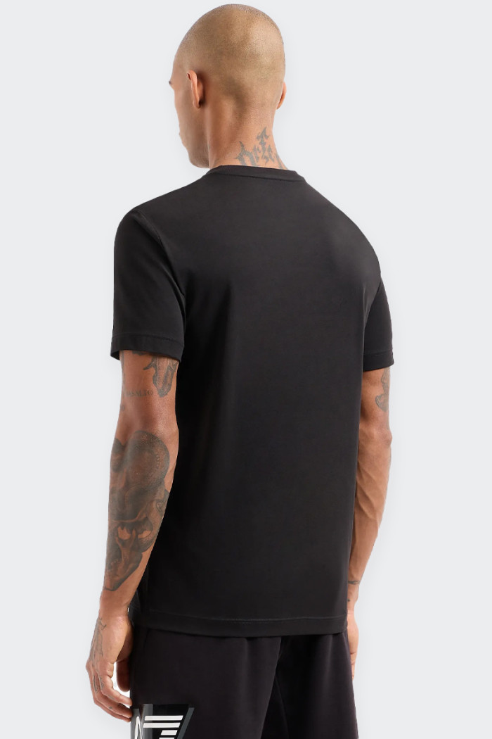Men's short-sleeved T-shirt made of soft cotton jersey with a contemporary attitude. The regular fit is personalised by the cont
