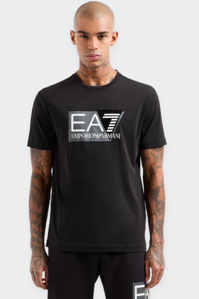 T-shirt Emporio Armani EA7 da uomo a manica corta realizzata in morbido jersey di cotone, dall'attitudine contemporanea. Il mode