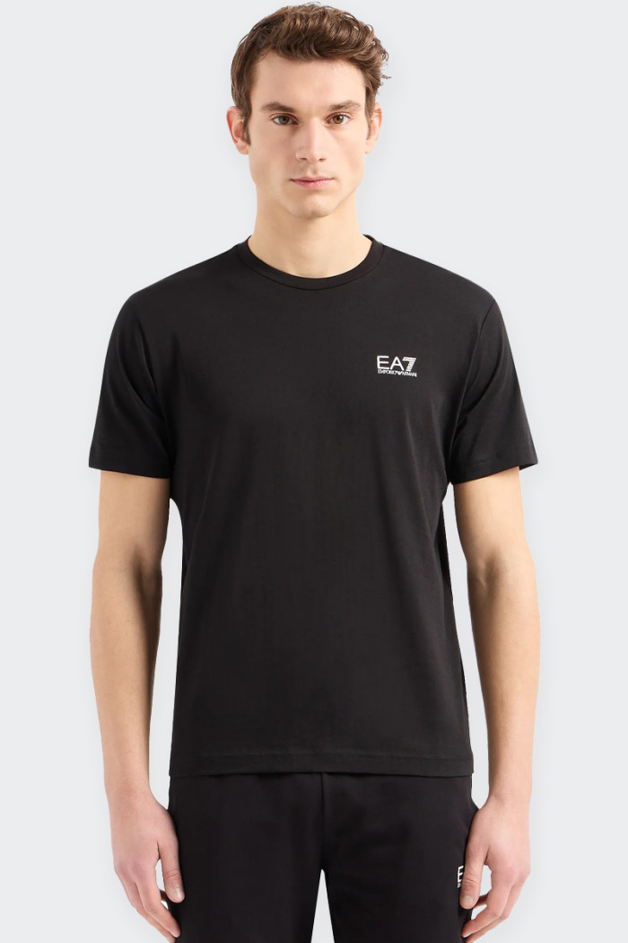 Men's T-shirt made of soft cotton, with a comfortable fit, is characterised by the contrasting maxi logo on the back and, thanks