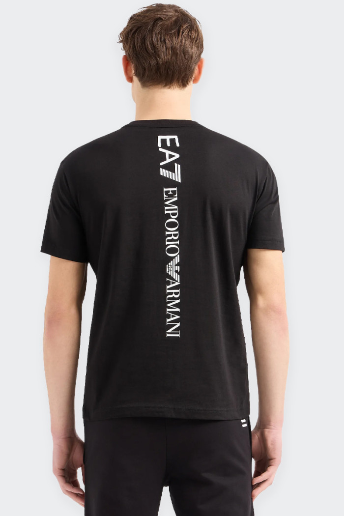 t-shirt da uomo realizzata in morbido cotone, dalla vestibilità confortevole, si caratterizza per il maxi logo a contrasto sulla