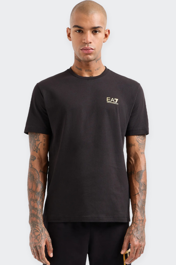 Men's T-shirt made of soft cotton, with a comfortable fit, is characterised by the contrasting maxi logo on the back and, thanks