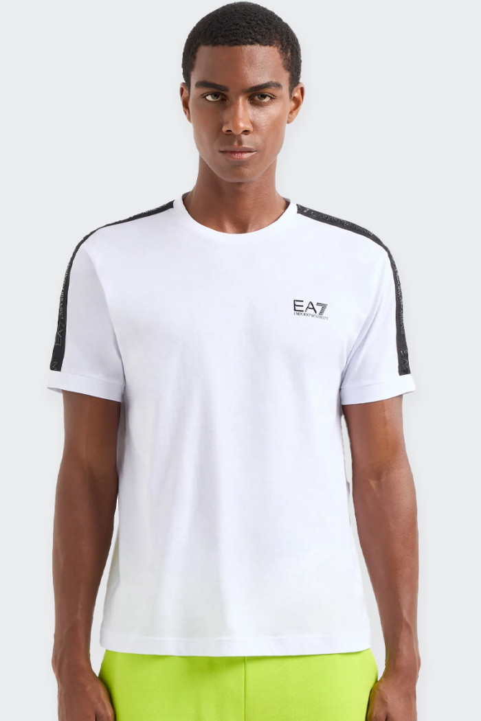 T-shirt Emporio Armani EA7 uomo a manica corta realizzata in morbido cotone, perfetta per outfit versatili, che spaziano dalla p