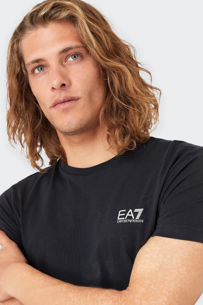 Men's 100% cotton T-shirt featuring a small metal-effect logo print. The model has a round neckline and short sleeves. Regular f