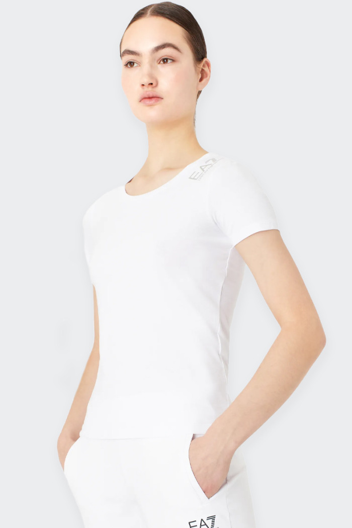 t-shirt Emporio Armani EA7 a girocollo e manica corta da donna realizzata in cotone stretch, perfetta per completare diversi out