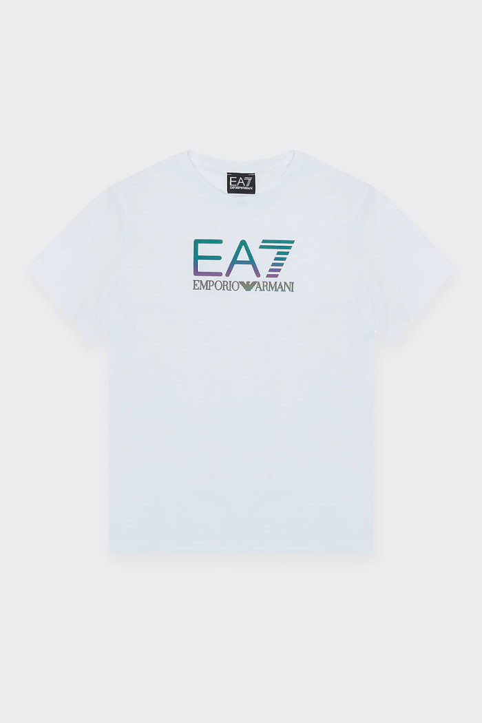 Made of fresh and soft cotton, this boy's short-sleeved T-shirt is a real passepartout. Embellished with the EA7 maxi logo on th