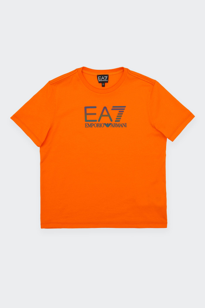Made of fresh and soft cotton, this boy's short-sleeved T-shirt is a real passepartout. Embellished with the EA7 maxi logo on th