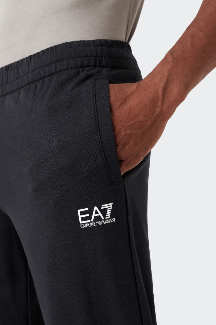 Soft and light men’s jogger pants, perfect to ensure maximum comfort both during workouts and in moments of relaxation. Made of 