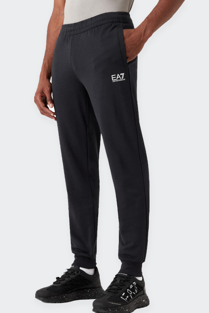 Pantaloni Emporio Armani EA7 modello jogger da uomo morbidi e leggeri, perfetti per assicurarti il massimo del comfort sia duran