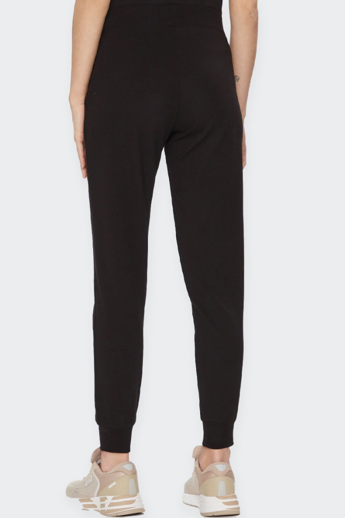 Pantalone Emporio Armani EA7 da donna modello joggers realizzato in cotone stretch ed è definito dalla maxi-stampa logo sulla ga