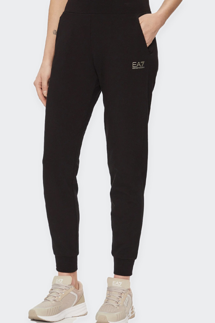 Women's joggers model pants made of stretch cotton and is defined by the maxi logo print on the leg. Elasticized waistband and a