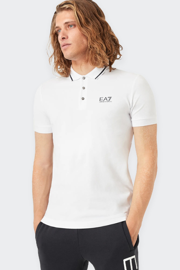 Men's polo shirt made from stretch pique with a style inspired by iconic tennis uniforms. The model has a classic button-down co