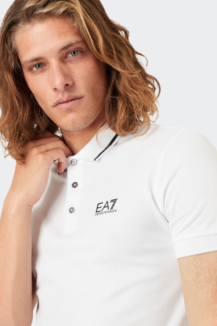 Men's polo shirt made from stretch pique with a style inspired by iconic tennis uniforms. The model has a classic button-down co