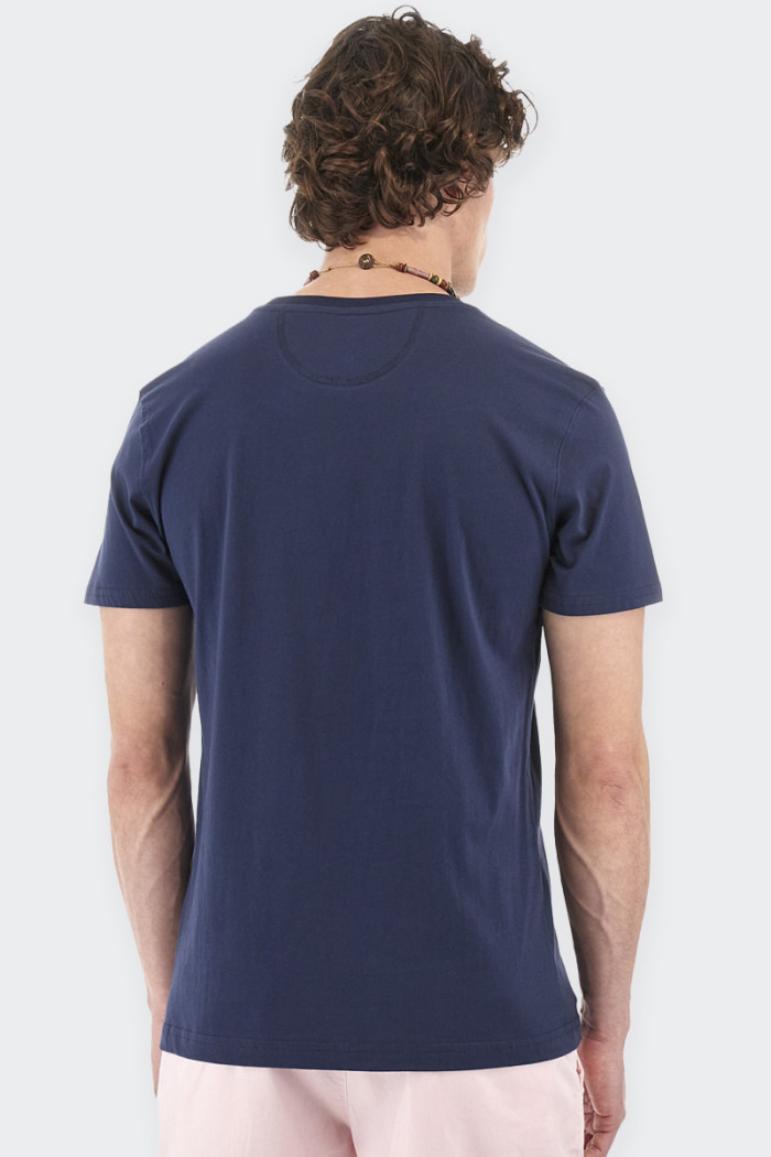 t-shirt girocollo da uomo a manica corta realizzata in 100% cotone jersey. stampa frontale in contrasto. vestibilità regolare.