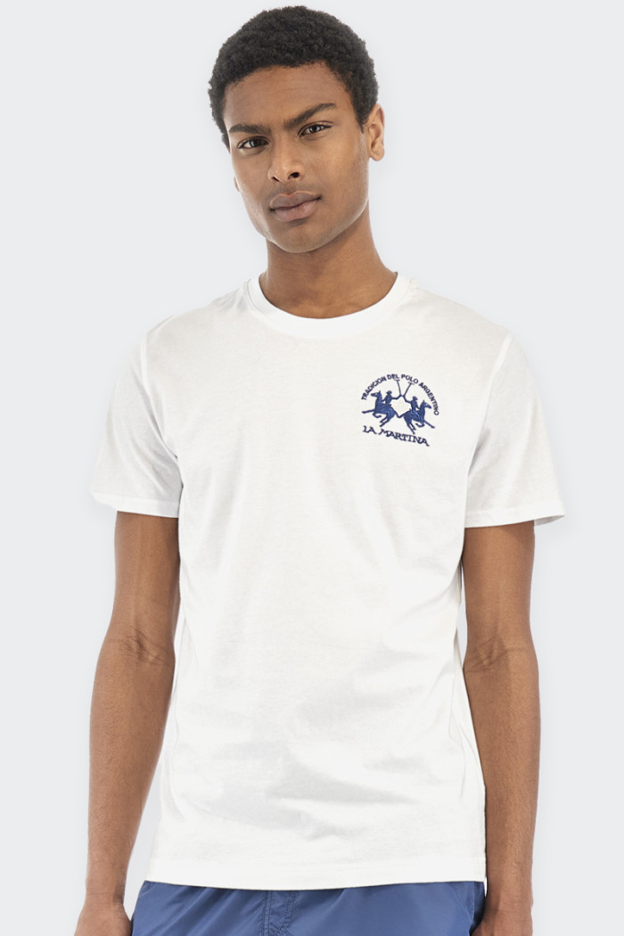 essential short-sleeved men's t-shirt made from 100% cotton. embroidered logo on heart point. ideal for any occasion. regular fi