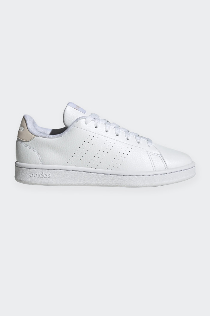 Women's shoe dedicated to your casual outfits. The reinforcement on the heel of these tennis-inspired adidas shoes features an i