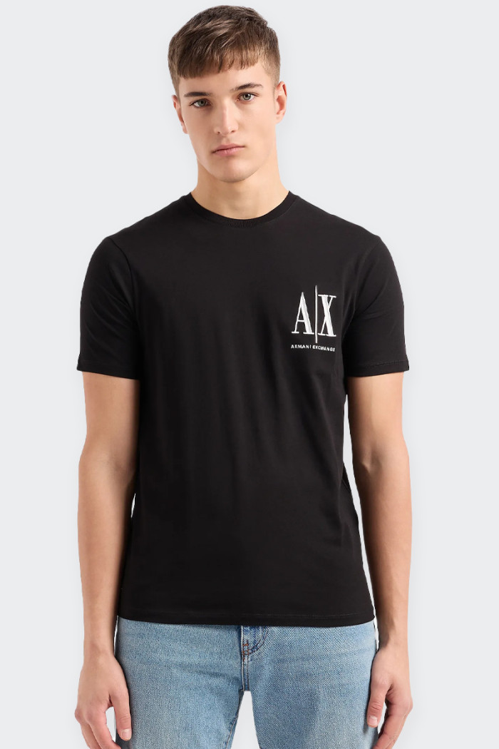 Men's regular fit T-shirt made of cotton jersey with contrasting logo on the front. Round neckline and short sleeves.