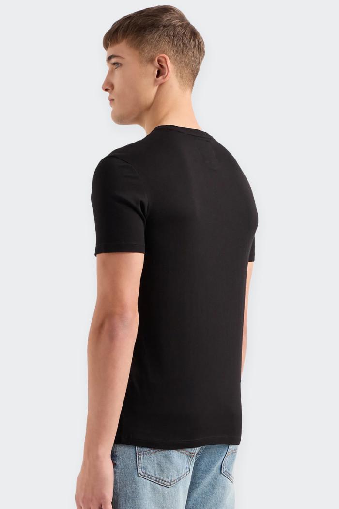 Men's regular fit T-shirt made of cotton jersey with contrasting logo on the front. Round neckline and short sleeves.