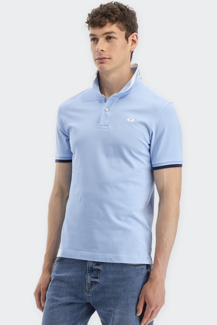 Men's short-sleeved polo shirt in piqué fabric. Contrasting piping and branded logo undercollar. Logo embroidered on the heart p